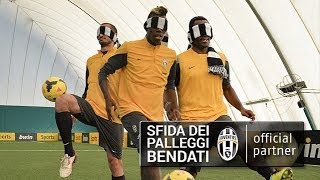 I giocatori della Juventus nella sfida dei palleggi bendati [upl. by Alten]