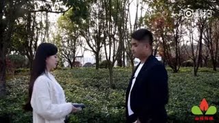 美女故意把钱包丢下，想测试小伙是否正直，结果意想不到 [upl. by Stanley]