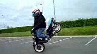 Chapstunt  stoppie 180premiere fois sur un scooter [upl. by Ettenwahs]