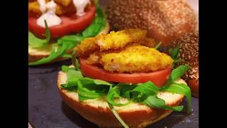 Hamburger con straccetti di pollo fritto rucola salsa al Gorgonzola DOP e pomodoro [upl. by Steffi357]