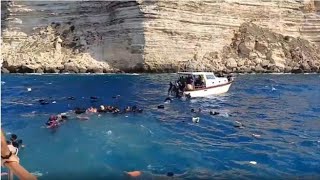 I turisti cercano di salvare i migranti a Lampedusa [upl. by Geffner]