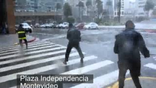 Misión imposible cruzar la Plaza Independencia durante la tormenta [upl. by Innis991]