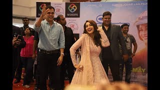 Madhuri Dixit at season mall pune interact with people [upl. by Perr585]