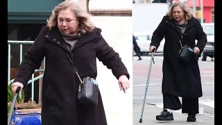 Kathleen Turner totally unrecognisable as she wobbles on NYC streets with walking stick【News】 [upl. by Hsejar]