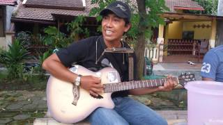 Iwan Fals  Celoteh Sang Camar cover pengamen [upl. by Gilbertine922]