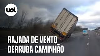 Vento forte derruba caminhão cena foi flagrada em rodovia do Reino Unido [upl. by Elleneg]