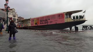 Acqua alta a Venezia toccata punta 150 cm a Riva degli Schiavoni [upl. by Eimam]