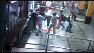 Thief Caught on Camera Thief Caught Red Handed While Pickpocketing in India Beaten By Cop [upl. by Gustafson]