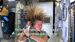 Cómo lavarse el cabello en el espacio EN ESPAÑOL [upl. by Eirrej]