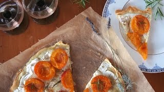 Rezept  Flammkuchen mit karamellisierten Aprikosen Ziegenfrischkäse Rosmarin und Honig [upl. by Karr739]