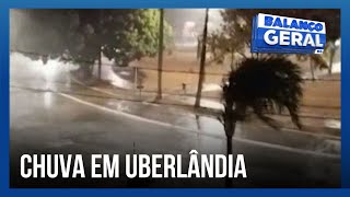 Após quase cinco meses Uberlândia anoiteceu com chuva  Balanço Geral Minas [upl. by Idonna951]