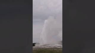 USA Old Faithful Geyser Yellowstone National Park der Ausbruch des Geysirs [upl. by Nylzor94]