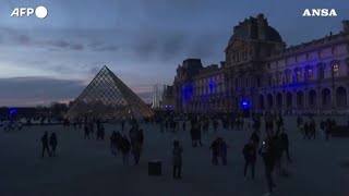 Parigi i monumenti della citta si illuminano di blu per la presidenza francese dellUe [upl. by Tannen254]