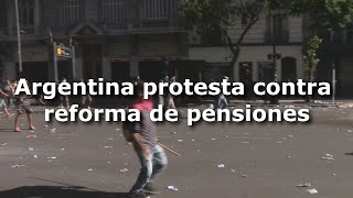 Batalla campal rodea tenso debate de reforma al sistema de pensiones en Argentina [upl. by Analah]