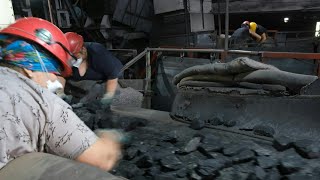 Bergbau im Donbass In der Mine ist es sicherer  AFP [upl. by Olimac21]