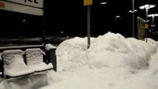 Schneechaos in Berlin Riesige Schneeberge im Bahnhof BerlinWannsee [upl. by Retsek]