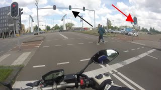 verkeers regels gelden niet voor voetgangers denk ik [upl. by Ardnalac]