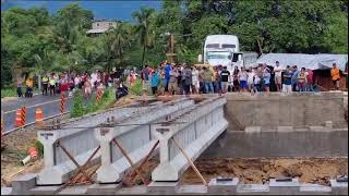 🚨Se corta la circulación en la carretera federal AcapulcoZihuatanejo a la altura de El Tuzal [upl. by Ariada648]