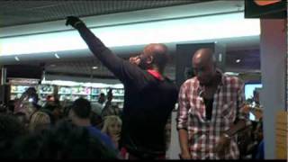 Singuila crée lémeute lors de son concert à la Fnac du forum des Halles [upl. by Sharity]