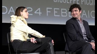 Riccardo Scamarcio e Benedetta Porcaroli insieme video incontro per L’ombra del Giorno [upl. by Pietje]