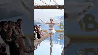 Fancam Á hậu Võ Hoàng Yến catwalk Vedette cực slay cùng bụng bầu 8 tháng của mình khi về Việt Nam [upl. by Eerized687]