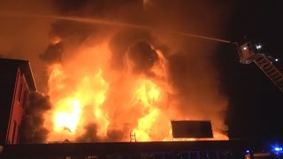 EXPLOSION BEI LAGERHALLENBRAND  Mehrere Feuerwehrleute schwer verletzt  Großbrand in Hilden [upl. by Wilber]