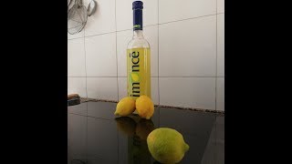 Liquore al limone  ricetta Limoncello o limoncè 🍋 [upl. by Aicinet194]