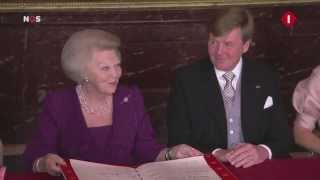 Beatrix tekent abdicatie WillemAlexander nieuwe koning [upl. by Rihat]