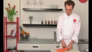 Technique de cuisine  Préparer du poisson pour sushi [upl. by Pearse]