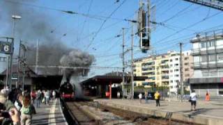 241p17 et 241a65 à Genève  départ de la gare cornavin du train en double traction [upl. by Rockie]