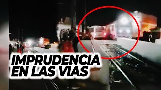 MILAGRO EN LAS VÍAS Un colectivero tuvo que maniobrar para no ser arrollado por un tren [upl. by Naibaf]