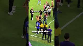 ELE INVADIU O CAMPO PARA PEGAR UM AUTÓGRAFO DO RONALDINHO 😁vigiadofutvideos [upl. by Aelgna]