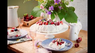 Recette pavlova aux fruits rouges [upl. by Yemac496]