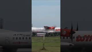 Pesawat ATR 72600 Wings Air Landing Bandara Sultan Hasanuddin Makassar [upl. by Herates]