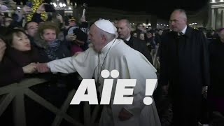 Le pape François perd son calme face au geste brusque dune fidèle [upl. by Langdon]