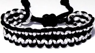 PULSERA DOBLE NUDO PLANO DE MACRAME BLANCA Y NEGRA DE RALLAS A LA MODA AJUSTABLE [upl. by Ahtelahs]