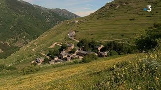 PyrénéesOrientales  le sentier GR10 traverse le village de Mantet [upl. by Hibbitts]