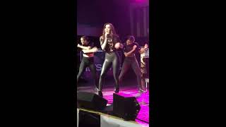 Hailee Steinfeld singing Starving in concert [upl. by Uos]