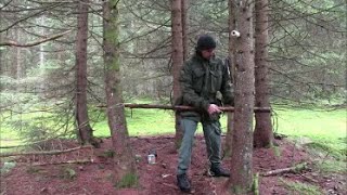 Überleben im Wald 01 Unterschlupf bauen  Bushcraft Lexikon [upl. by Yarahs]