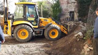 Jcb 4cx rakodógép  jcb 4cx földmunkagép szűk helyen munka közben  Munkagepelmenyhu [upl. by Ellebyam]