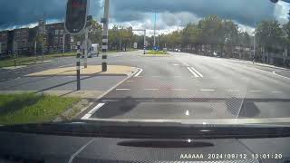 Vlak voor stoplicht rechts ingehaald worden door busje dat bijna de berm in vloog [upl. by Demmer]