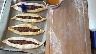 Türkische Pide mit Hackfleisch Füllung  Kıymalı Pide  Teigtaschen mit Hack [upl. by Merilyn]