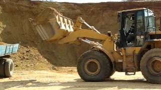 Cat 950G Radlader beim laden von Sand in einer Betonitgrube [upl. by Rebba910]