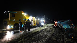 Berging Lijnbus glijdt van de weg en komt op de kant in de sloot tot stilstand  N381 Donkerbroek [upl. by Kilroy]