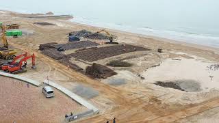 Zinkstukken en unieke moeraskraan in actie op Noordzee strand van Wenduine door van Aalsburg BV [upl. by Airdnahs]