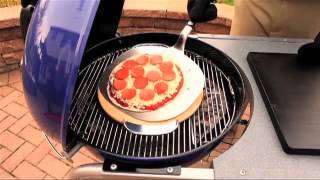 Weber Gourmet BBQ System pizzasteen met draagbeugel  zo werkt het [upl. by Nottage]