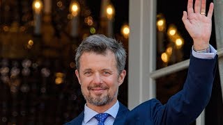 Kronprins Frederik modtaget af jubelbrøl fra Amalienborg Slotsplads [upl. by Kcarb]