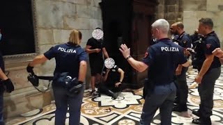 Arresto in Duomo il blitz della Polizia per liberare la guardia giurata [upl. by Suirtemid911]