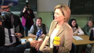 Landtagswahl RLP 2016 Julia Klöckner gibt ihre Stimme ab [upl. by Harelda]