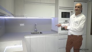 Cocina moderna pequeña con color roble ceniza  Forma de L  sin tiradores y encimera de dekton [upl. by Arimas]